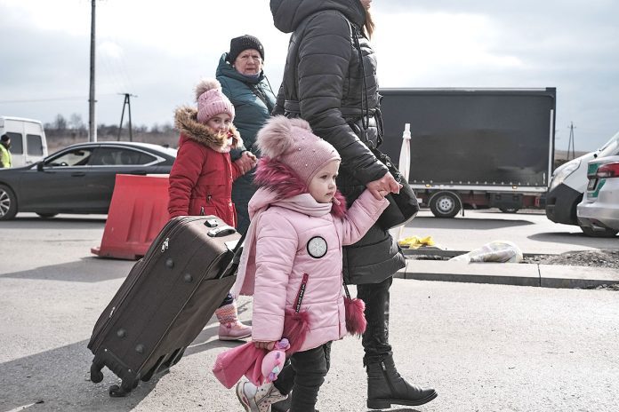 Majke s djecom na granicama Ukrajine i Poljske traže utočište tijekom prvih dana rata