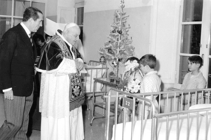 Na Božić 1962. godine papa Ivan XXIII., već i sam bolestan, posjetio je dječju bolnicu »Bambino Gesu«. Nekoliko sati u bolnici uglavnom je posvetio razgovoru s djecom. »Posjet je uistinu bio izvrstan«, zapisao je u svom dnevniku. I zaključio: »Na kraju sam sa svima razgovarao.« Dječju bolnicu »Bambino Gesu« papa Roncalli posjetio je i na Božić 1958. godine, manje od dva mjeseca nakon izbora za papu. I o tom je pohodu ostavio trag u dnevniku: »Dva sata duhovnoga veselja i, mislim, opće potresne izgradnje.«