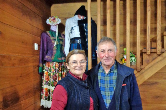 Stjepan i Snježana Dianežević ispred kuće u Kurilovcu, koja je urešena brojnim turopoljskim obilježjima