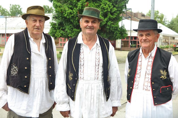 Stjepan Marijanović, Antun Grgić i Marko Krstić najstariji su članovi muške pjevačke skupine KUD-a »Spačva« iz Donjega Novoga Sela Stjepan Marijanović, Antun Grgić i Marko Krstić najstariji su članovi muške pjevačke skupine KUD-a »Spačva« iz Donjega Novoga Sela